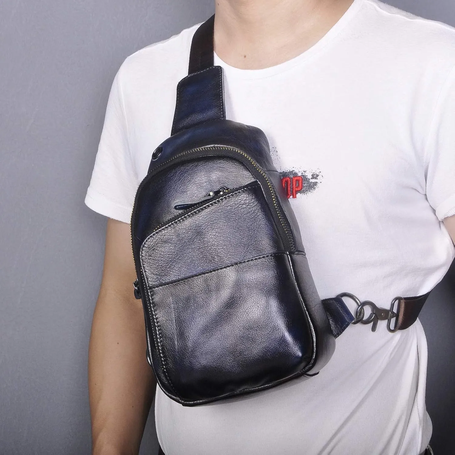 Le'aokuu Men Outdoor Casual Travel Hiking Tea Crossbody Chest Sling Bag Rig One Shoulder Strap Bag Backpack Men Leather (8010 Blau)…